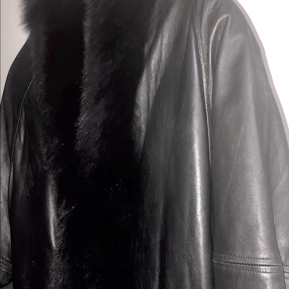BEAUTIFUL, great condition leather, fur collar - Picture 1 of 3